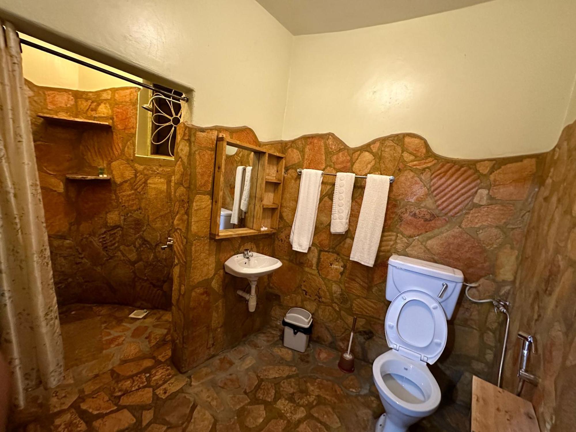 Afro Smile Hotel & Guest House Jinja Exteriör bild