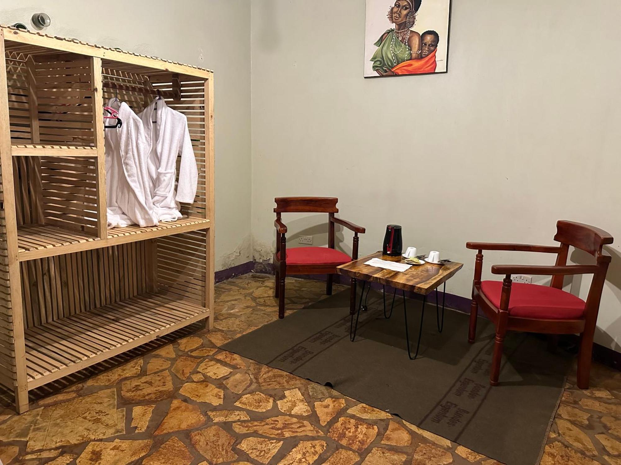 Afro Smile Hotel & Guest House Jinja Exteriör bild